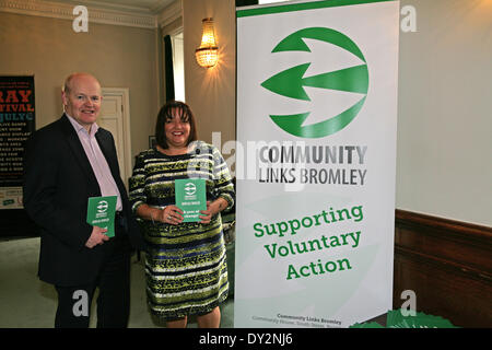 Bromley, Regno Unito. Il 4 aprile 2014. SGS Comunità Links Bromley partecipare alla riunione inaugurale della Cray Valley iniziativa pannello in sindaco di Suite a Bromley Civic Centr Credito: Keith Larby/Alamy Live News Foto Stock