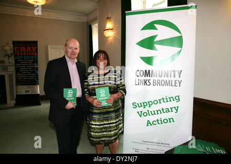 Bromley, Regno Unito. Il 4 aprile 2014. SGS Comunità Links Bromley partecipare alla riunione inaugurale della Cray Valley iniziativa pannello in sindaco di Suite a Bromley Civic Centr Credito: Keith Larby/Alamy Live News Foto Stock