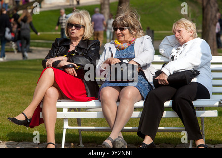 Senior donne panca anziani Foto Stock