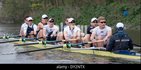 Il fiume Tamigi, Londra, Regno Unito. 03 apr 2014. Gita in pratica dalla Oxford University Boat Club barca blu in preparazione per l'Università barca gara di domenica 6 aprile 2014. Blu OUBC equipaggio Prua: Tempesta UrU, 2: Tom Watson, 3 Karl Hudspith, 4 Thomas Swartz, 5 Malcolm Howard, 6 Michael Di Santo, 7, Sam O'Connor, corsa: Costantino Louloudis, Cox: Laurence Harvey, Chief Coach: Sean Bowden. © Azione Sport Plus/Alamy Live News Foto Stock