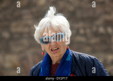 Donna più anziana con occhiali da sole donna anziana con capelli grigi Foto Stock