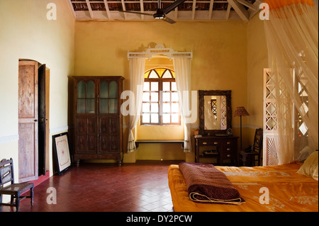 Legno scuro armadio e comò in camera da letto della casa di Goa Foto Stock