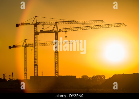 Gru per edilizia con il tramonto sullo sfondo. Foto Stock