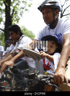 Dacca in Bangladesh. 4 apr, 2014. Bangladesh Ciclismo Club realizzato un bi-cycle rally sul ocation del mondo autismo Consapevolezza Giorno 2014 a Sohrawardi Uddayan, Dhaka, in data 4 aprile 2014. Il traffico è uno dei più fastidiosi problemi in Bangladesh ha preso una grave forma nella città di Dhaka. Questo problema è il risultato di una rapida crescita della popolazione e il crescente numero di veicolo. Credito: Zakir Hossain Chowdhury/NurPhoto/ZUMAPRESS.com/Alamy Live News Foto Stock