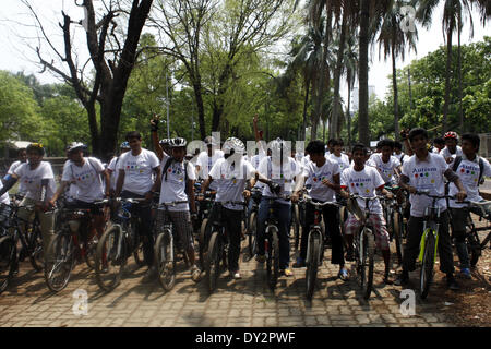 Dacca in Bangladesh. 4 apr, 2014. Bangladesh Ciclismo Club realizzato un bi-cycle rally sul ocation del mondo autismo Consapevolezza Giorno 2014 a Sohrawardi Uddayan, Dhaka, in data 4 aprile 2014. Il traffico è uno dei più fastidiosi problemi in Bangladesh ha preso una grave forma nella città di Dhaka. Questo problema è il risultato di una rapida crescita della popolazione e il crescente numero di veicolo. Credito: Zakir Hossain Chowdhury/NurPhoto/ZUMAPRESS.com/Alamy Live News Foto Stock