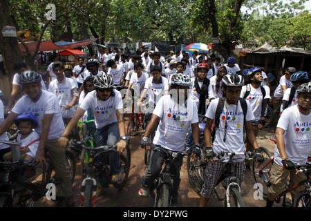 Dacca in Bangladesh. 4 apr, 2014. Bangladesh Ciclismo Club realizzato un bi-cycle rally sul ocation del mondo autismo Consapevolezza Giorno 2014 a Sohrawardi Uddayan, Dhaka, in data 4 aprile 2014. Il traffico è uno dei più fastidiosi problemi in Bangladesh ha preso una grave forma nella città di Dhaka. Questo problema è il risultato di una rapida crescita della popolazione e il crescente numero di veicolo. Credito: Zakir Hossain Chowdhury/NurPhoto/ZUMAPRESS.com/Alamy Live News Foto Stock