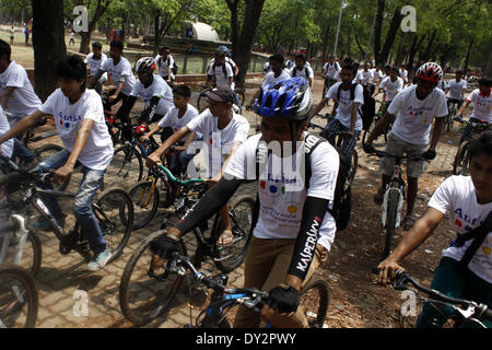 Dacca in Bangladesh. 4 apr, 2014. Bangladesh Ciclismo Club realizzato un bi-cycle rally sul ocation del mondo autismo Consapevolezza Giorno 2014 a Sohrawardi Uddayan, Dhaka, in data 4 aprile 2014. Il traffico è uno dei più fastidiosi problemi in Bangladesh ha preso una grave forma nella città di Dhaka. Questo problema è il risultato di una rapida crescita della popolazione e il crescente numero di veicolo. Credito: Zakir Hossain Chowdhury/NurPhoto/ZUMAPRESS.com/Alamy Live News Foto Stock