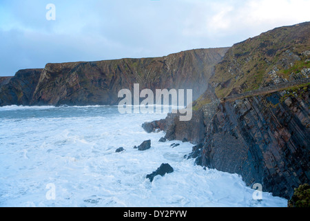 Grande tempesta atlantica onde che si infrangono sulla frastagliata costa rocciosa a Hartland Quay, North Devon, Inghilterra Foto Stock