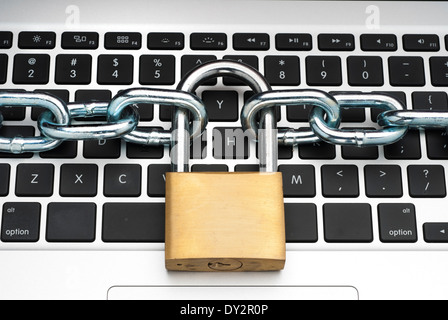 Computer e accesso a internet security illustrata da un lucchetto e un concetto di catena Foto Stock