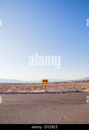 Death Valley, California. Segno di direzione nel mezzo del deserto. Foto Stock