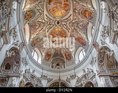 VIENNA, Austria - 17 febbraio 2014: cupola barocca Servitenkirche - chiesa completata nel 1670. Foto Stock