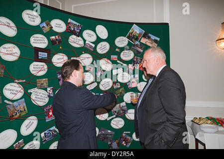 Bromley, Regno Unito. Il 4 aprile 2014. SGS uno stand alla riunione inaugurale della Cray Valley iniziativa pannello in sindaco di Suite a Bromley Civic Centr Credito: Keith Larby/Alamy Live News Foto Stock