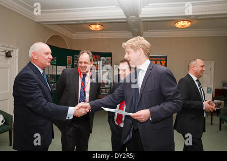 Bromley, Regno Unito. Il 4 aprile 2014. SGS Jo Johnson MP alla riunione inaugurale della Cray Valley iniziativa pannello in sindaco di Suite a Bromley Civic Centr Credito: Keith Larby/Alamy Live News Foto Stock