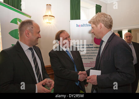 Bromley, Regno Unito. Il 4 aprile 2014. SGS Jo Johnson MP scuote le mani con il consigliere Stevens alla riunione inaugurale della Cray Valley iniziativa pannello in sindaco di Suite a Bromley Civic Centr Credito: Keith Larby/Alamy Live News Foto Stock