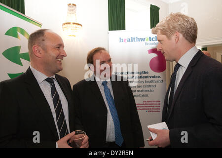 Bromley, Regno Unito. Il 4 aprile 2014. SGS Jo Johnson MP chat con il consigliere Stevens alla riunione inaugurale della Cray Valley iniziativa pannello in sindaco di Suite a Bromley Civic Centr Credito: Keith Larby/Alamy Live News Foto Stock