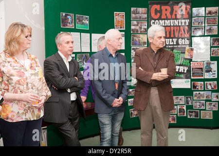 Bromley, Regno Unito. Il 4 aprile 2014. SGS ospiti ascoltare Jo Johnson MP alla riunione inaugurale della Cray Valley iniziativa pannello in sindaco di Suite a Bromley Civic Centr Credito: Keith Larby/Alamy Live News Foto Stock