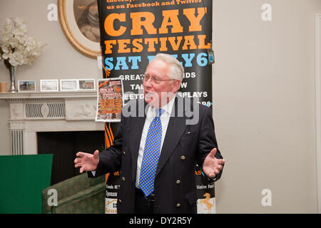 Bromley, Regno Unito. Il 4 aprile 2014. SGS Robert Neill MP ha pronunciato un discorso alla riunione inaugurale della Cray Valley iniziativa pannello in sindaco di Suite a Bromley Civic Centr Credito: Keith Larby/Alamy Live News Foto Stock