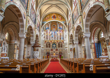 VIENNA, Austria - 17 febbraio 2014: la navata della chiesa carmelitani in Dobling. Foto Stock