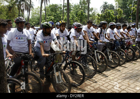 Dacca in Bangladesh. 4 apr, 2014. Bangladesh Ciclismo Club realizzato un bi-cycle rally sul ocation del mondo autismo Consapevolezza Giorno 2014 a Sohrawardi Uddayan, Dhaka, in data 4 aprile 2014. Il traffico è uno dei più fastidiosi problemi in Bangladesh ha preso una grave forma nella città di Dhaka. Questo problema è il risultato di una rapida crescita della popolazione e il crescente numero di veicolo. Credito: Zakir Hossain Chowdhury/NurPhoto/ZUMAPRESS.com/Alamy Live News Foto Stock