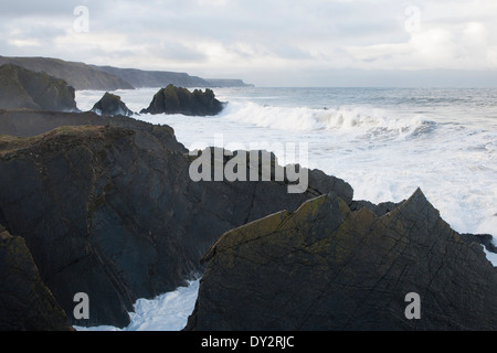 Grande tempesta atlantica onde che si infrangono sulla frastagliata costa rocciosa a Hartland Quay, North Devon, Inghilterra Foto Stock