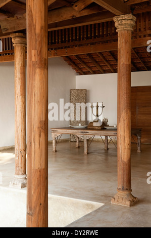 Aria aperta la sala da pranzo di Goan beach house retreat, India Foto Stock