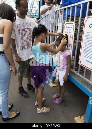 Bambino essendo misurata per il parco dei divertimenti di cavalcare a Coney Island a Brooklyn, NY, 2013. Foto Stock