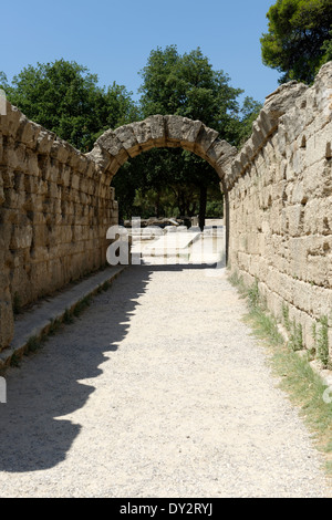 Vista interna con soffitti a volta ingresso stadium Antica Olympia Peloponneso Grecia ingresso fu costruito durante il terzo Foto Stock