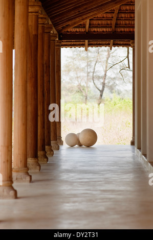 Veranda pavimentata di home esterno nello stato indiano di Goa Foto Stock