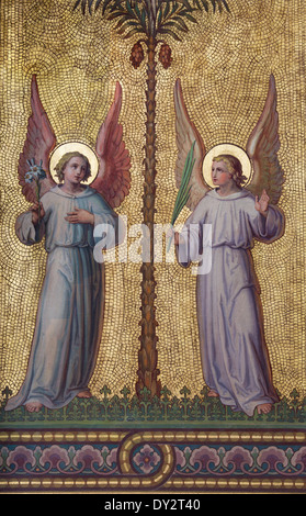 VIENNA, Austria - 17 febbraio 2014: affresco di angeli da Josef Kastner 1906 - 1911 nella chiesa carmelitani in Dobling. Foto Stock