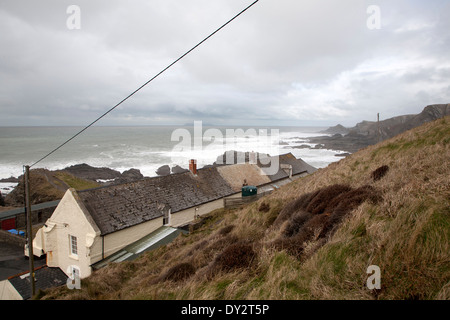 Hotel edifici e mare tempestoso, Hartland Quay, North Devon Coast, Inghilterra Foto Stock