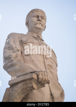 Un monumento di Stalin sulla parte anteriore del museo di Stalin a Gori, Georgia. Foto Stock