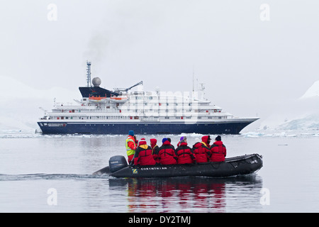 L'Antartide la nave di crociera Antartide spedizione turismo con turisti e zodiaco fra ghiacciaio e ghiaccio sulla penisola antartica. Foto Stock