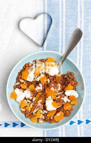 Ciotola con insalata di quinoa e a forma di cuore ad cookie cutter Foto Stock