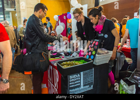 Parigi, Francia, gruppo di persone, Trans, LGBT Gay Organization Annual Trade Show, le Printemps des Associations, a cura dell'InterLGBT, Act Up-Paris Stall, AIDS Information (Laure Pora) community Workers Foto Stock