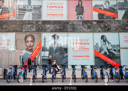 La futura casa del nuovo Topshop store sulla Fifth Avenue nel centro di Manhattan a New York Foto Stock