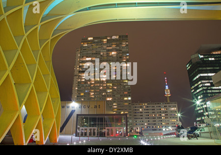 VIENNA, Austria - 17 febbraio 2014: moderne in legno arco in Unocity. Foto Stock