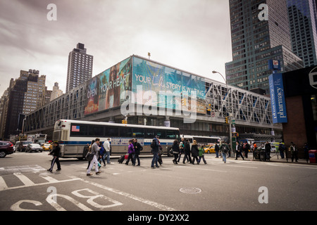 Il traffico passa la deprimente, criminalità-ridden Port Authority Bus Terminal in midtown Manhattan a New York Foto Stock