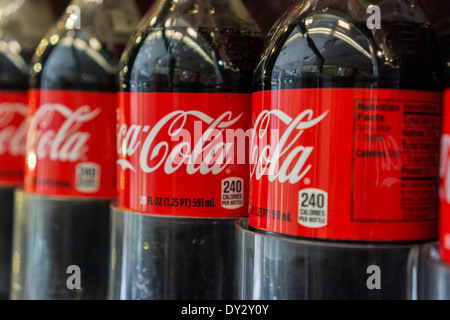 Bottiglie di coca cola in un negozio di alimentari in New York Foto Stock