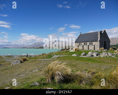 Lago Tekapo e la chiesa del buon pastore, South Island, in Nuova Zelanda, con due pollici Mountain Range in background. Foto Stock