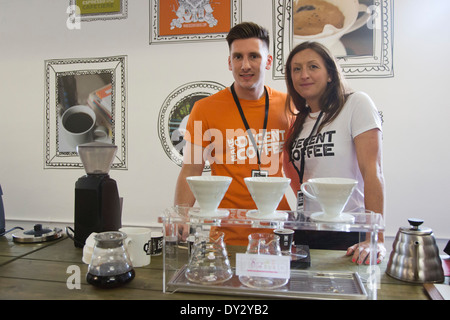 London Coffee Festival 2014 presso la Old Truman Brewery, Brick Lane. Caffè decente movimento Foto Stock