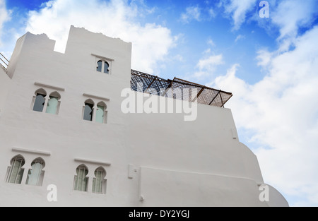 Le pareti bianche e blu del cielo. Madina, parte vecchia di Tangeri, Marocco Foto Stock