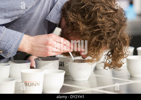 London Coffee Festival 2014 presso la Old Truman Brewery, Brick Lane. Cup concorso di degustazione Foto Stock