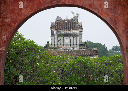 Tonalità, Vietnam, vista verso la Stele Pavillion presso la tomba di Tu Duc Foto Stock