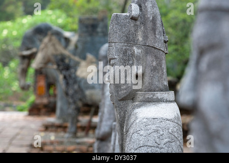 Tinta, Vietnam. Mandarin statue nel cortile d'onore della tomba di Tu Duc Foto Stock