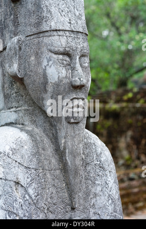 Tinta, Vietnam. Mandarin statua nel cortile d'onore della tomba di Tu Duc Foto Stock