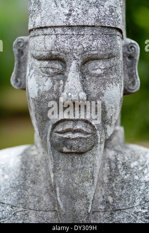 Hue, Vietnam, sud-est asiatico. Mandarin statua nel cortile d'onore della tomba di Tu Duc Foto Stock