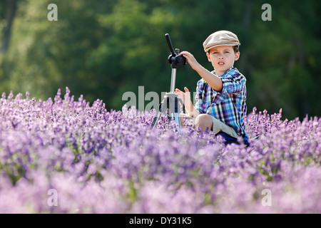 Carino piccolo ragazzo nel campo di lavanda Foto Stock