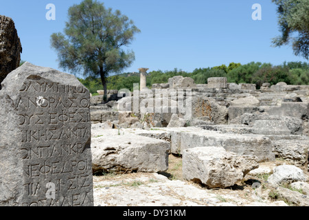 Antica iscrizione greca tra le rovine del Tempio di Zeus Antica Olympia Peloponneso Grecia Olympia è stata luogo di Foto Stock