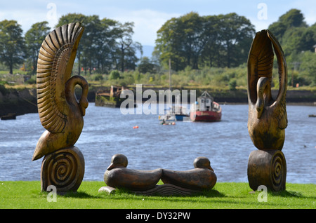 Swan e anatra scultura al Bowling bacino, Bowling, Scozia Foto Stock