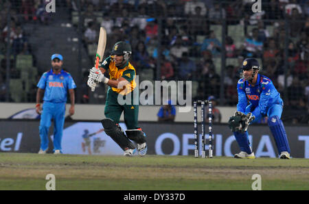 Dacca in Bangladesh. 4 apr, 2014. In Sud Africa il battitore JP Duminyplays un colpo (C) svolge un colpo durante l'ICC venti20 la Coppa del Mondo di cricket semi-finale di partita contro l'India a Sher-e-Bangla National Stadium a Dhaka, nel Bangladesh, 4 aprile 2014. Credito: Shariful Islam/Xinhua/Alamy Live News Foto Stock
